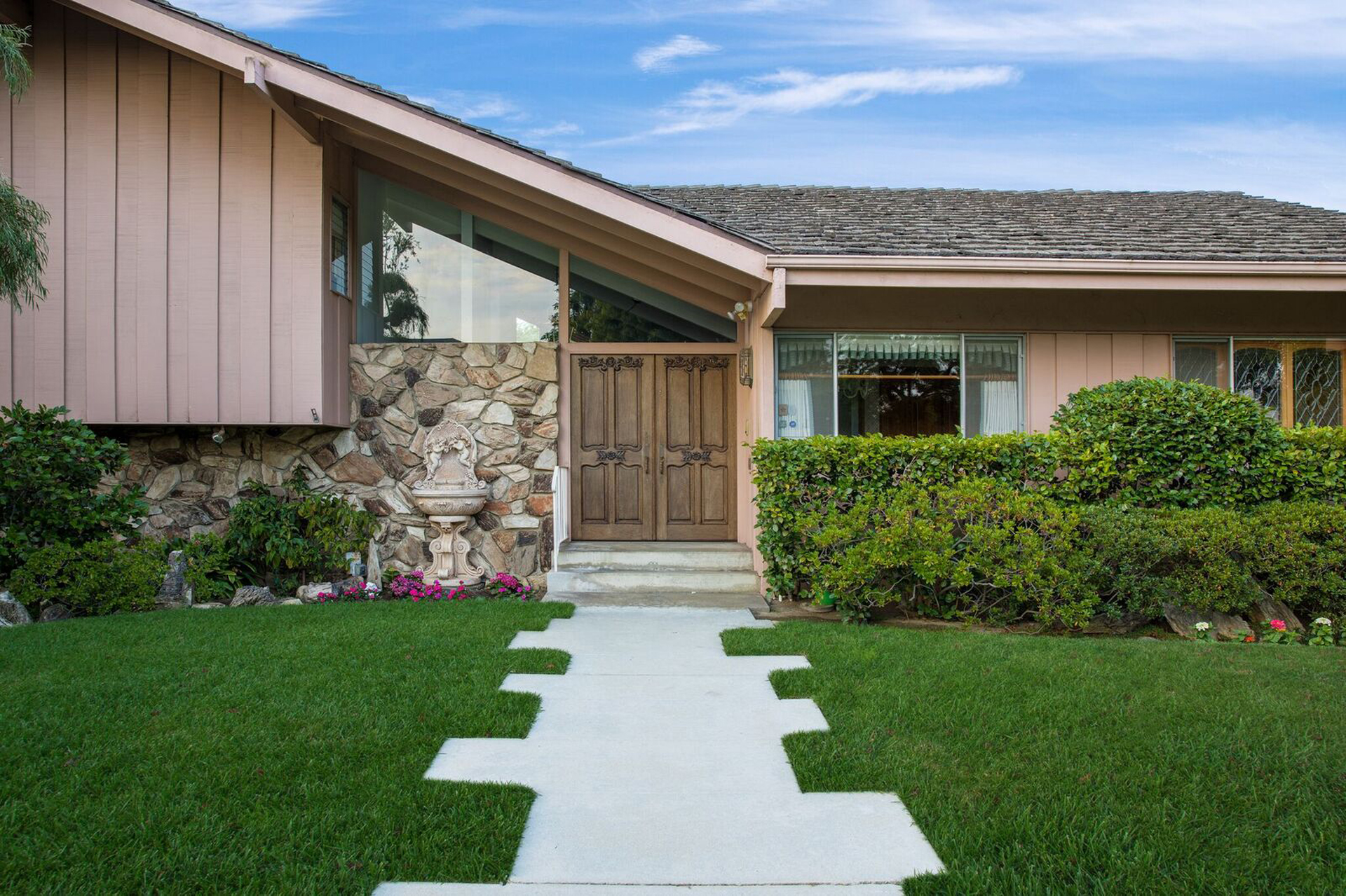 Another view of the front of the "Brady Bunch" home. (Credit: Anthony Barcelo)