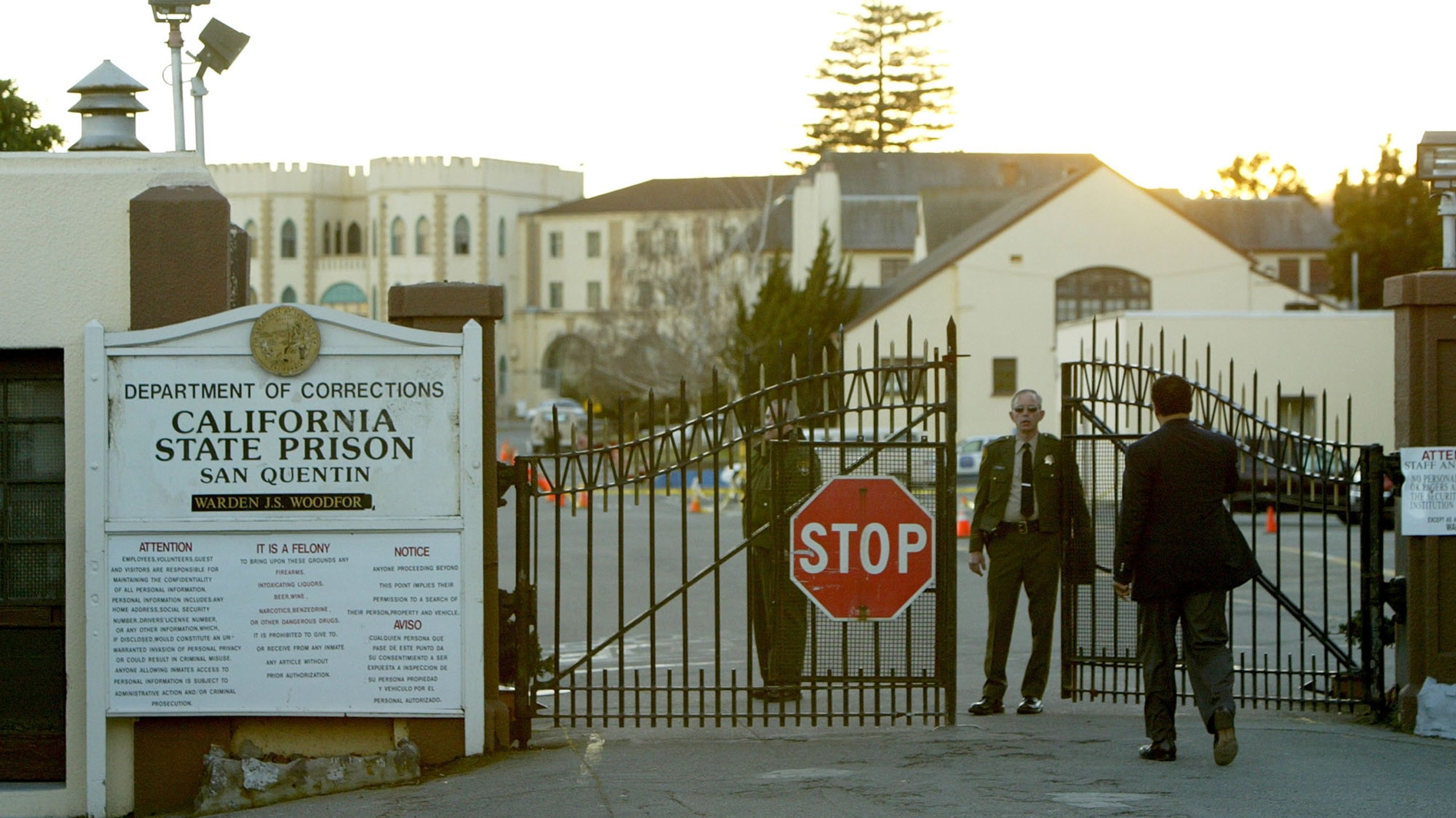 Reverend Jesse Jackson walks towards the California State Prison at San Quentin for a meeting with convicted killer Kevin Cooper on Feb. 9, 2004. (Credit: Justin Sullivan / Getty Images)