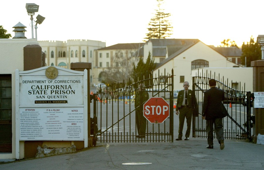 Reverend Jesse Jackson walks towards the California State Prison at San Quentin for a meeting with convicted killer Kevin Cooper on Feb. 9, 2004. (Credit: Justin Sullivan / Getty Images)