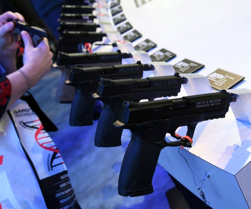 An attendee looks at handguns at the Smith & Wesson booth at the 2018 National Shooting Sports Foundation's trade show in Las Vegas on Jan. 23, 2018. (Credit: Ethan Miller / Getty Images)