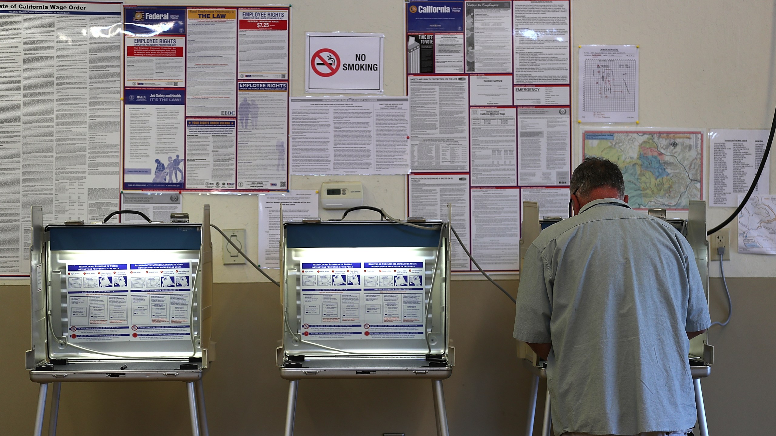 A voter fills out a ballot inside a polling station at a Ross Valley fire station in San Anselmo on June 5, 2018. (Credit: Justin Sullivan / Getty Images)