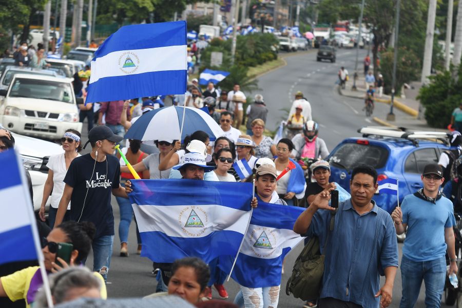 Anti-government protesters stand forming a "Human Chain" in Managua, Nicaragua, on July 4, 2018. (Credit: MARVIN RECINOS/AFP/Getty Images)