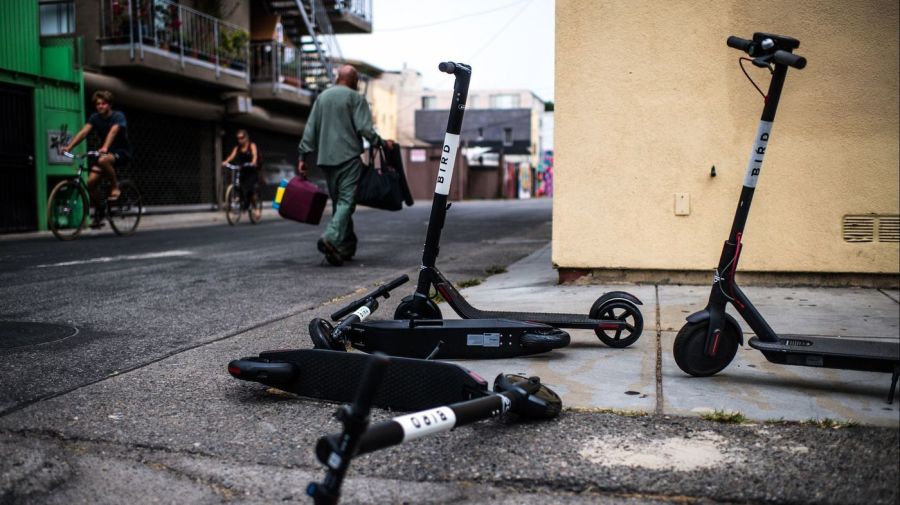 Scooters sit in an alley near the Venice Beach boardwalk in July 2018. (Credit: Gabriel S. Scarlett / Los Angeles Times)