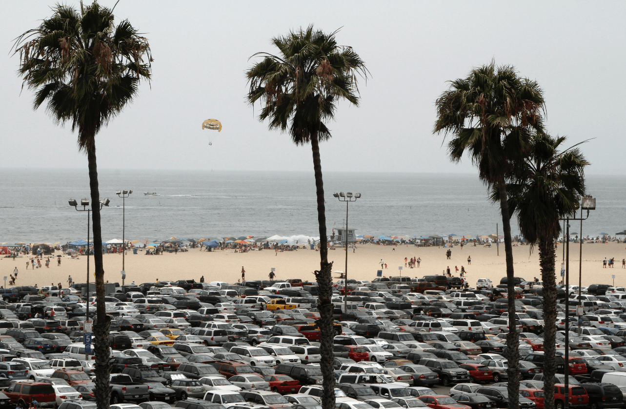 Vehicles fill a parking lot at Santa Monica Beach amid a heat wave on June 30, 2011. (Credit: JONATHAN ALCORN/AFP/Getty Images)