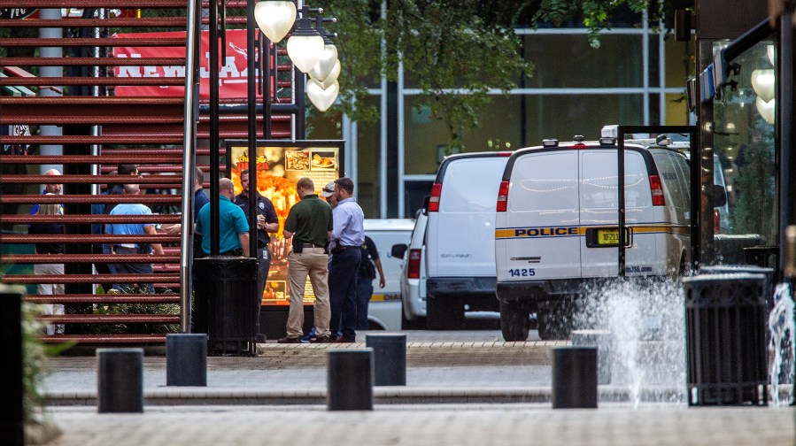 Jacksonville Sheriff's officers investigate the shooting at Jacksonville Landing on Aug. 26, 2018 in Jacksonville, Florida. (Credit: Mark Wallheiser/Getty Images)