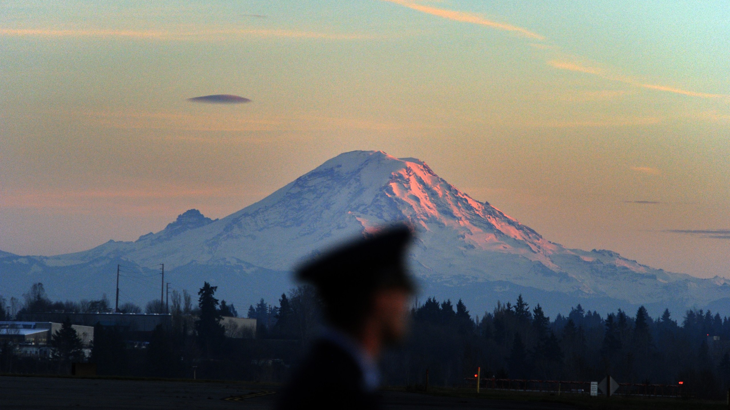 Mount Rainier is seen from Seattle-Tacoma International Airport in Seattle, Washington, on Nov. 24, 2013. (Credit: JEWEL SAMAD/AFP/Getty Images)