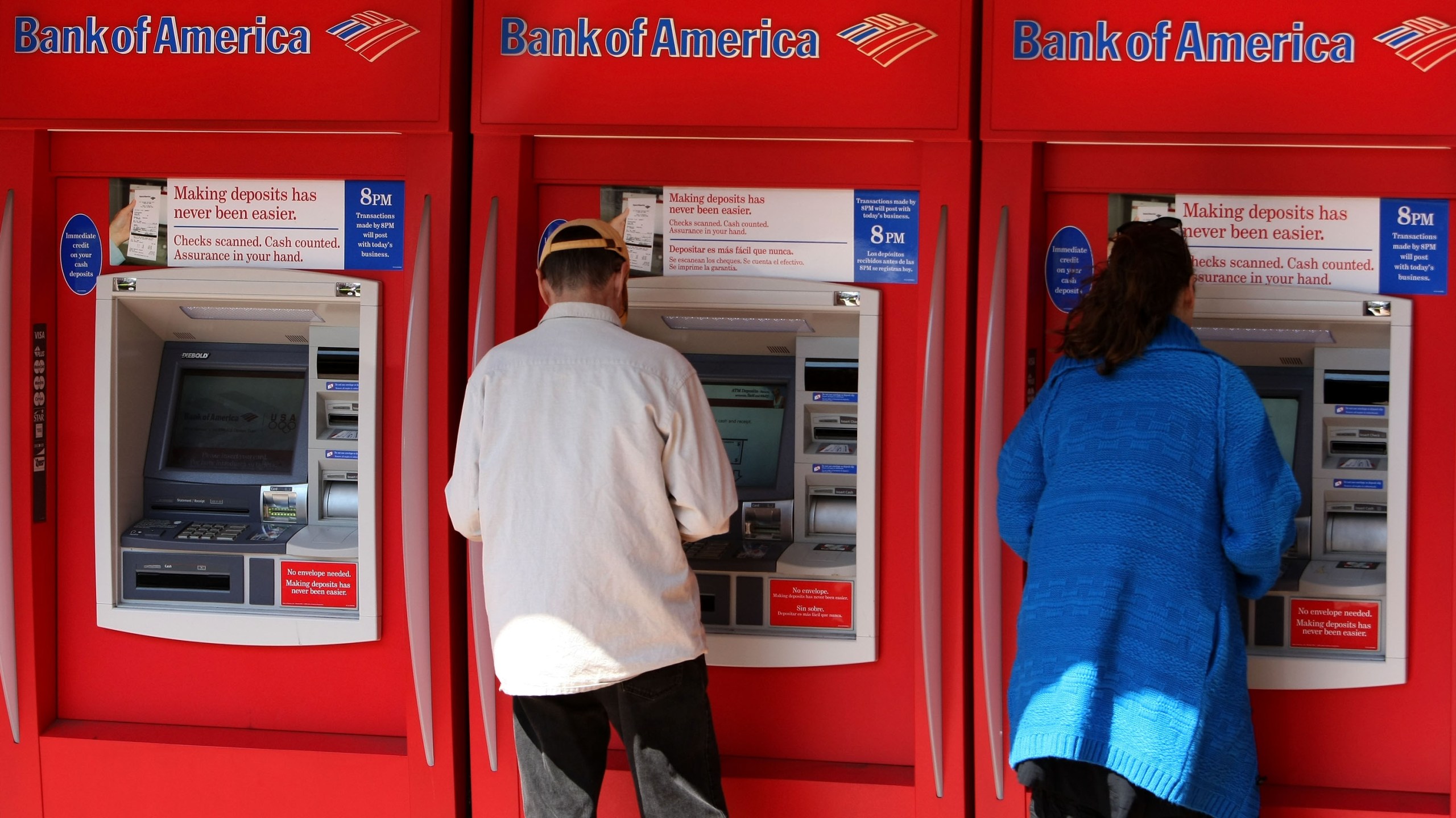 Customers use ATM machines at a Bank of America branch office in San Francisco on April 21, 2008. (Credit: Justin Sullivan / Getty Images)