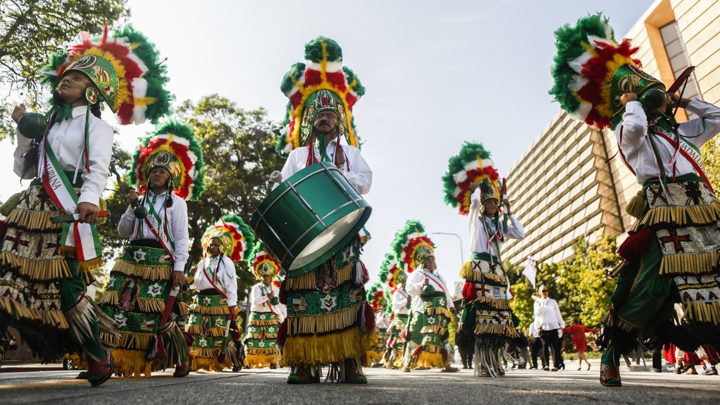 Mexican dancers begin a procession on Aug. 25, 2018 in celebration of Los Angeles's 237th birthday. (Credit: Maria Alejandra Cardona / Los Angeles Times)