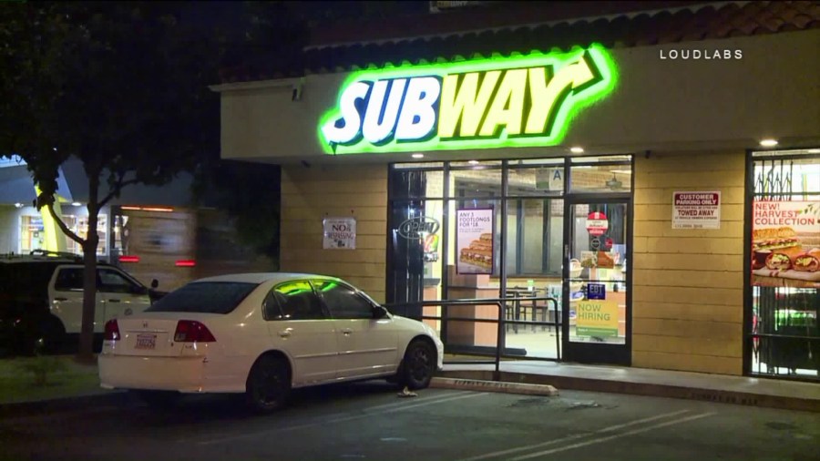 Authorities respond to a robbery at a South Los Angeles Subway restaurant on Sug. 22, 2018. (Credit: Loudlabs)