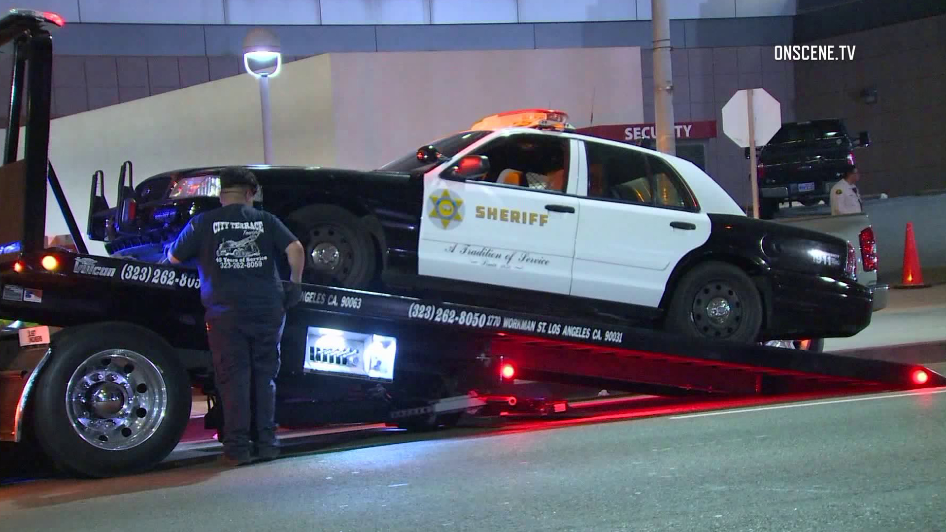 The shooting of a Los Angeles County sheriff's deputy is investigated in East Los Angeles on Sept. 24, 2018. (Credit: OnScene.TV)