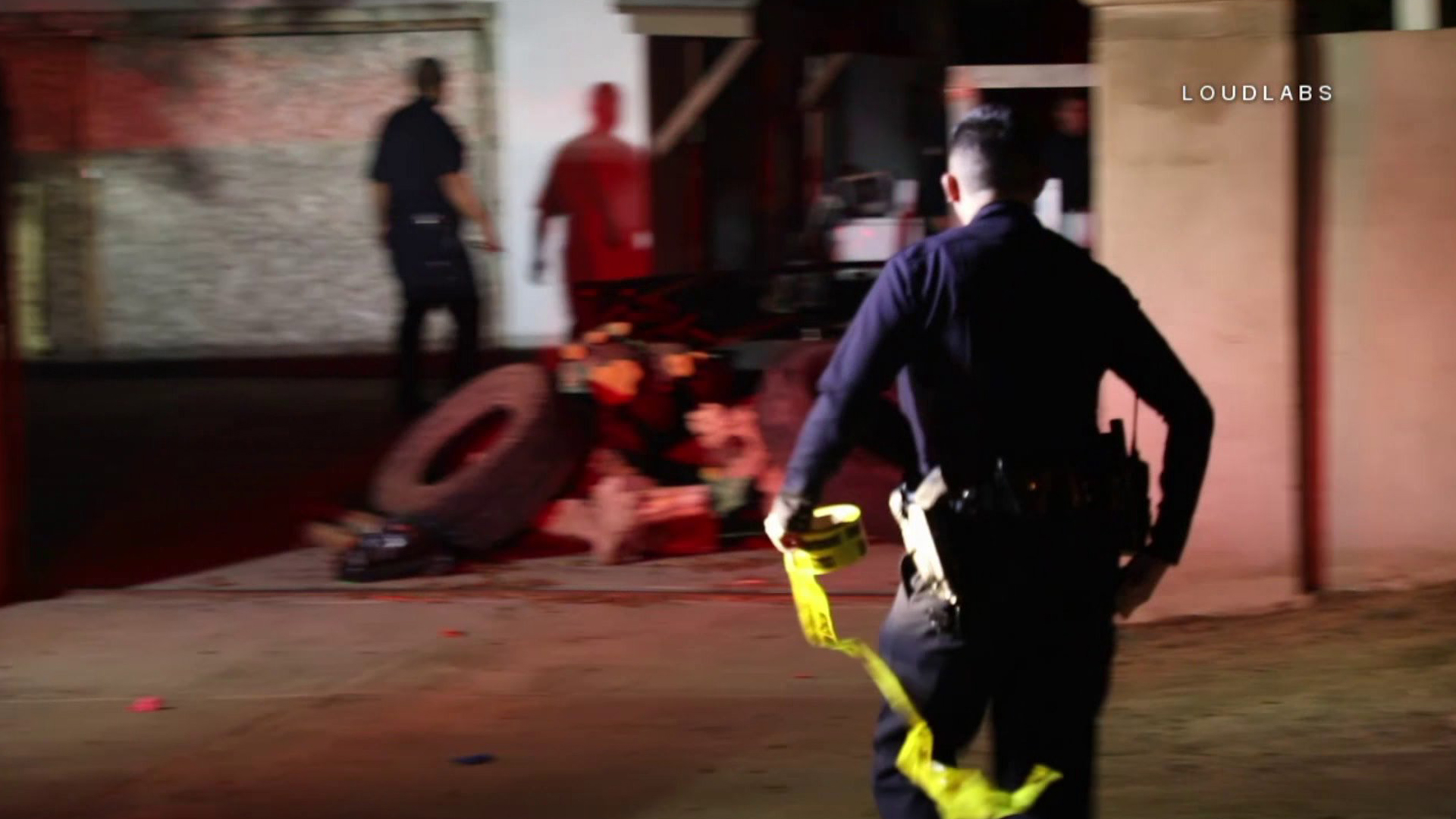 An LAPD officer responds to a shooting in Sylmar on Sept. 2, 2018. (Credit: Loudlabs)