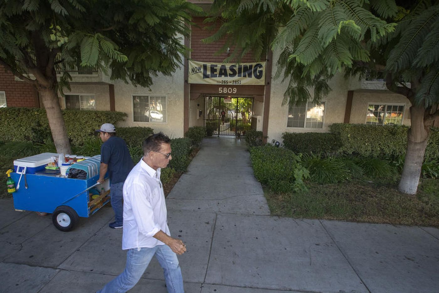 An apartment complex in Reseda is seen in October 2018. (Credit: Brian van der Brug / Los Angeles Times)