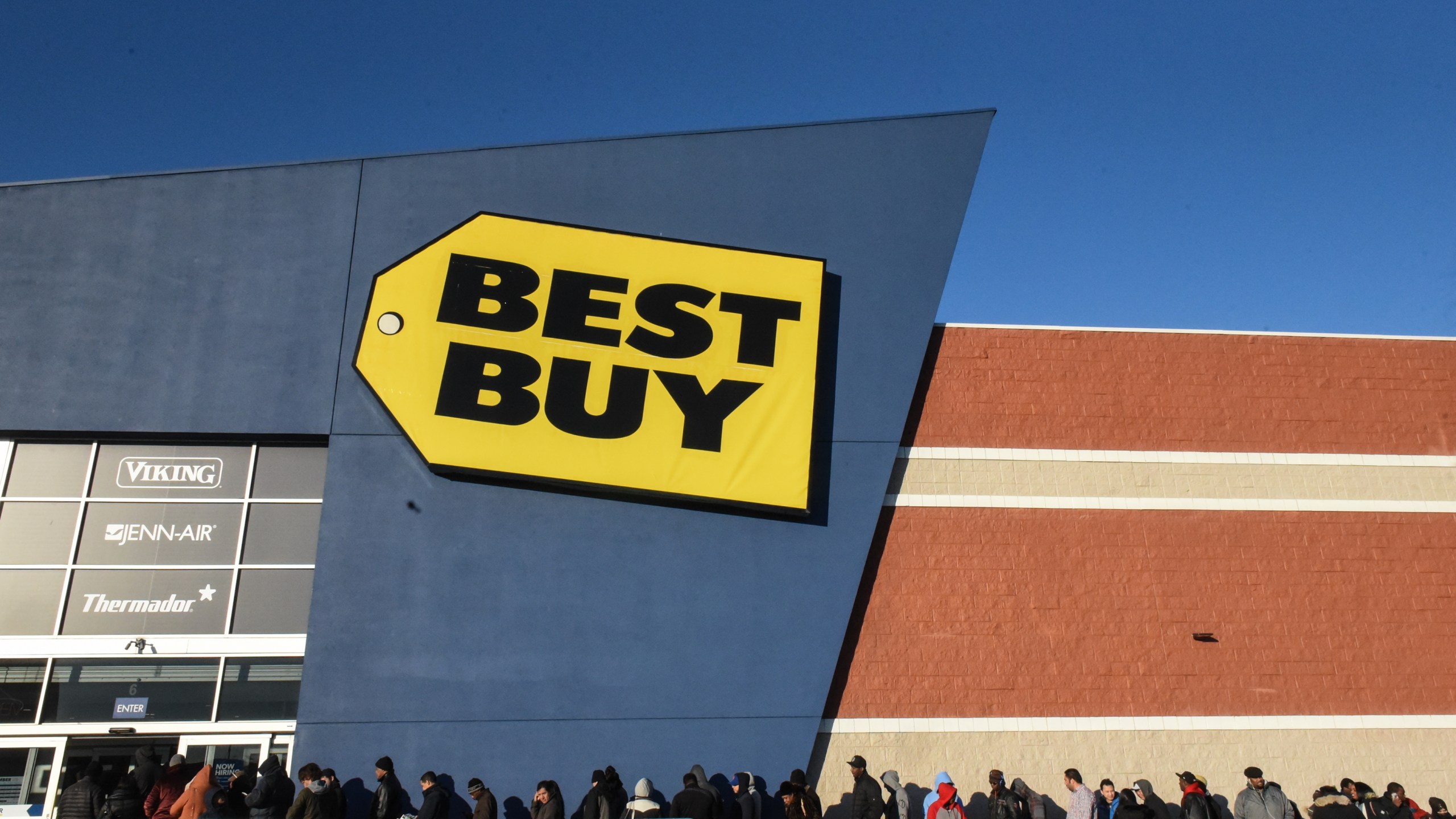 People line up outside of Best Buy near the Green Acres Mall on Black Friday on November 24, 2017 in Valley Stream, NY. (Credit: Stephanie Keith/Getty Images)