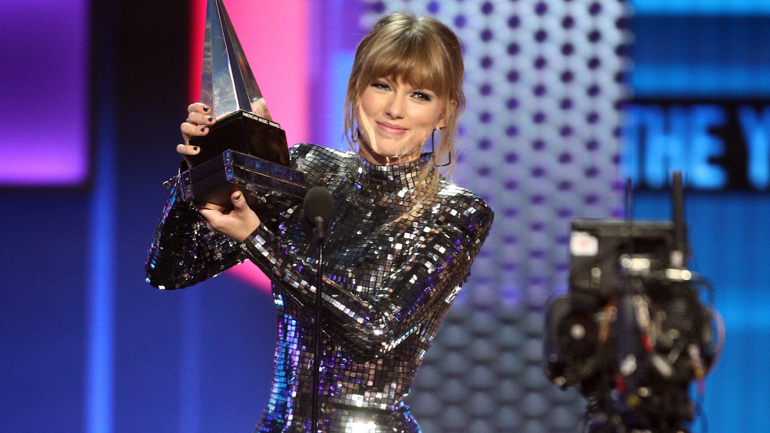 Taylor Swift accepts the Artist of the Year award onstage during the 2018 American Music Awards at Microsoft Theater on Oct. 9, 2018 in Los Angeles. (Credit: Frederick M. Brown / Getty Images)