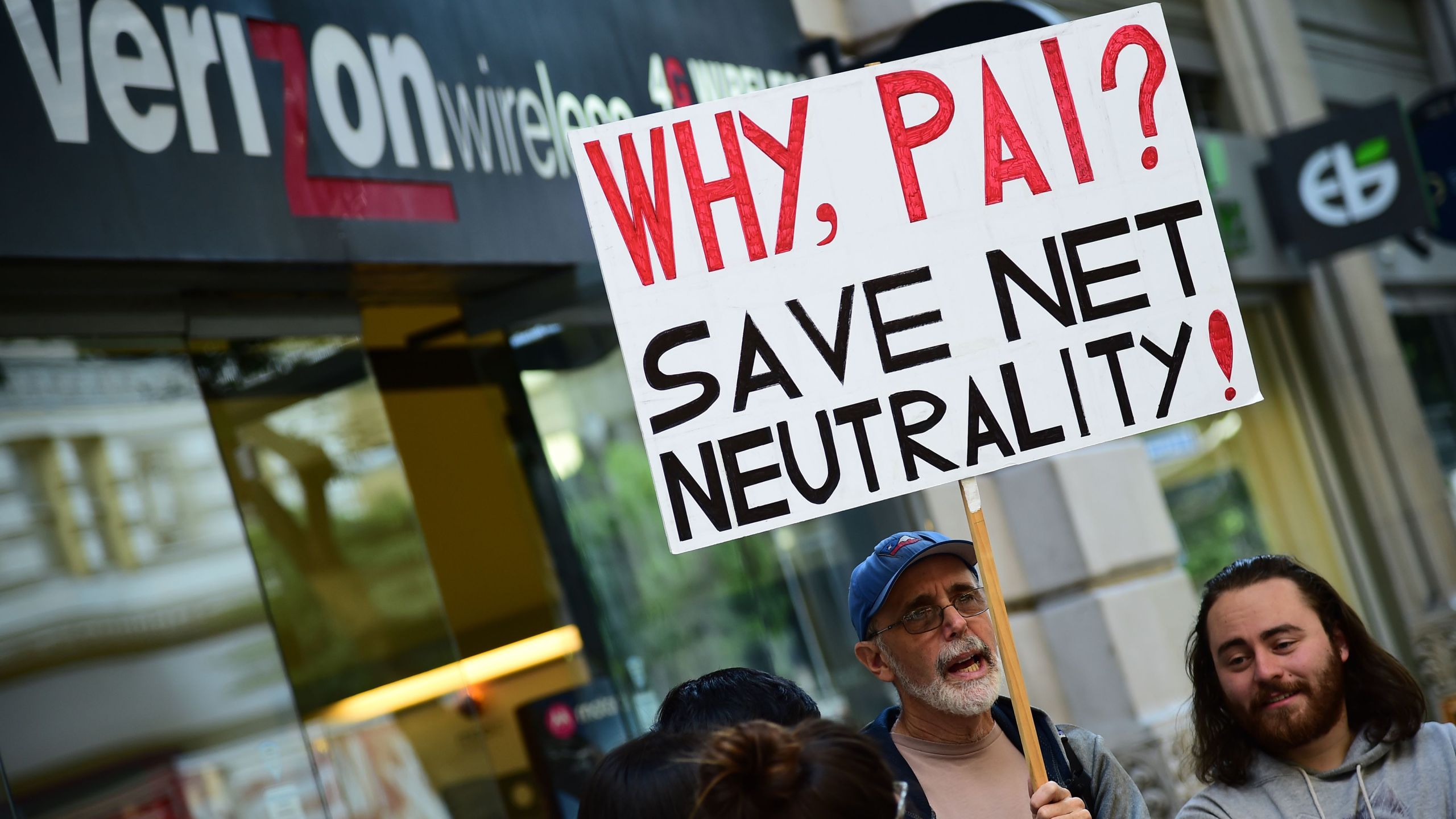 Protesters supporting net neutrality rally against a plan by Federal Communications Commission head Ajit Pai outside a Verizon store on Dec. 7, 2017 in Los Angeles. (Credit: ROBYN BECK/AFP/Getty Images)