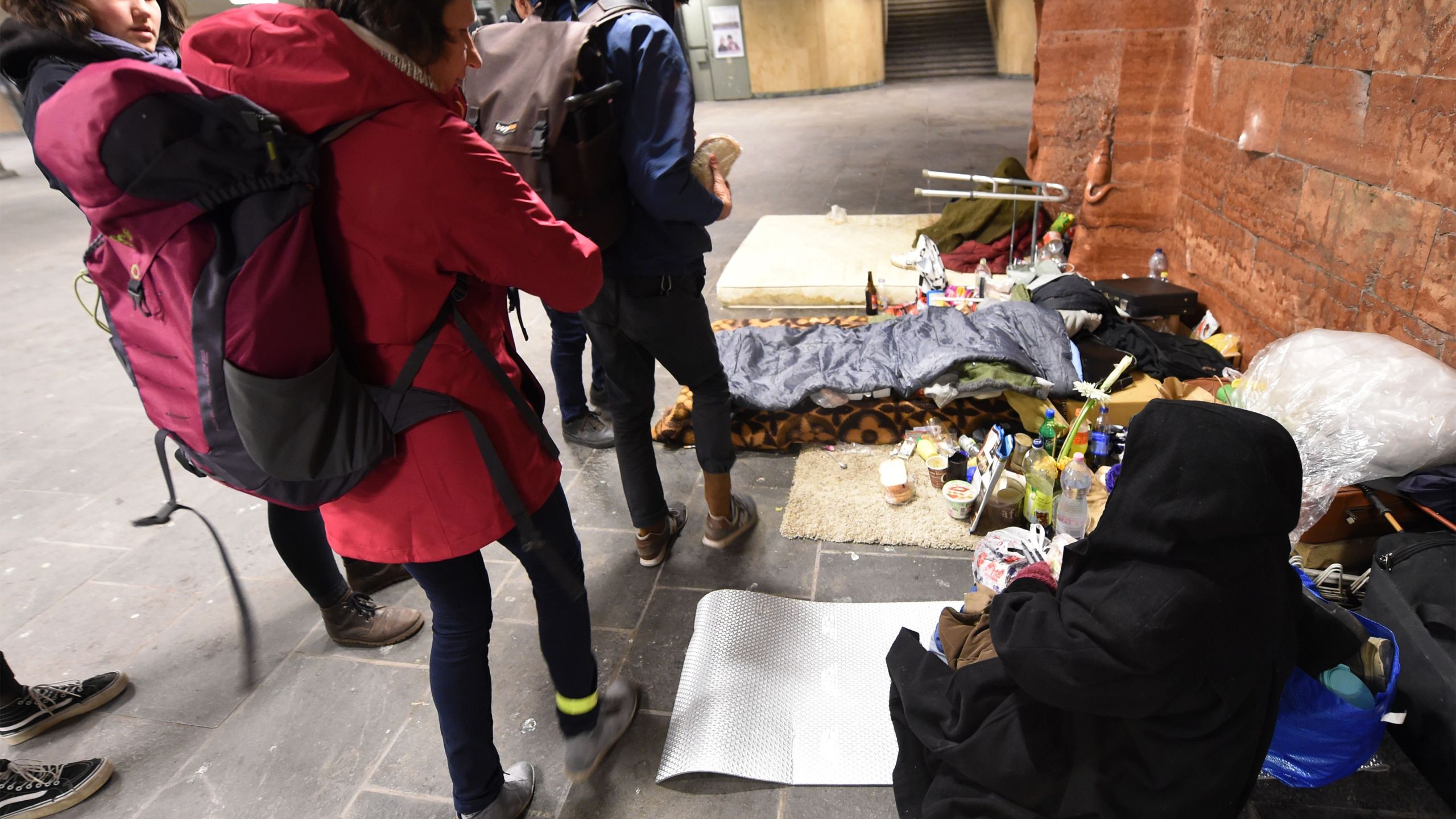 Volunteers of a civil society organisation called the 'Budapest Bike Maffia' distribute sandwiches to homeless people on March 26, 2018 in the capital Budapest. (Credit: ATTILA KISBENEDEK/AFP/Getty Images)