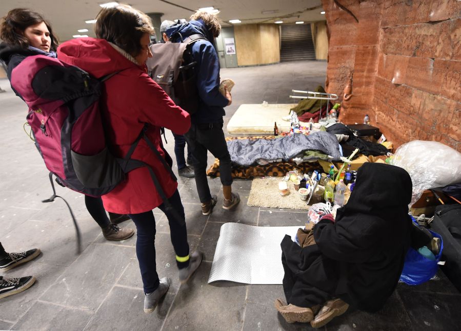 Volunteers of a civil society organisation called the 'Budapest Bike Maffia' distribute sandwiches to homeless people on March 26, 2018 in the capital Budapest. (Credit: ATTILA KISBENEDEK/AFP/Getty Images)