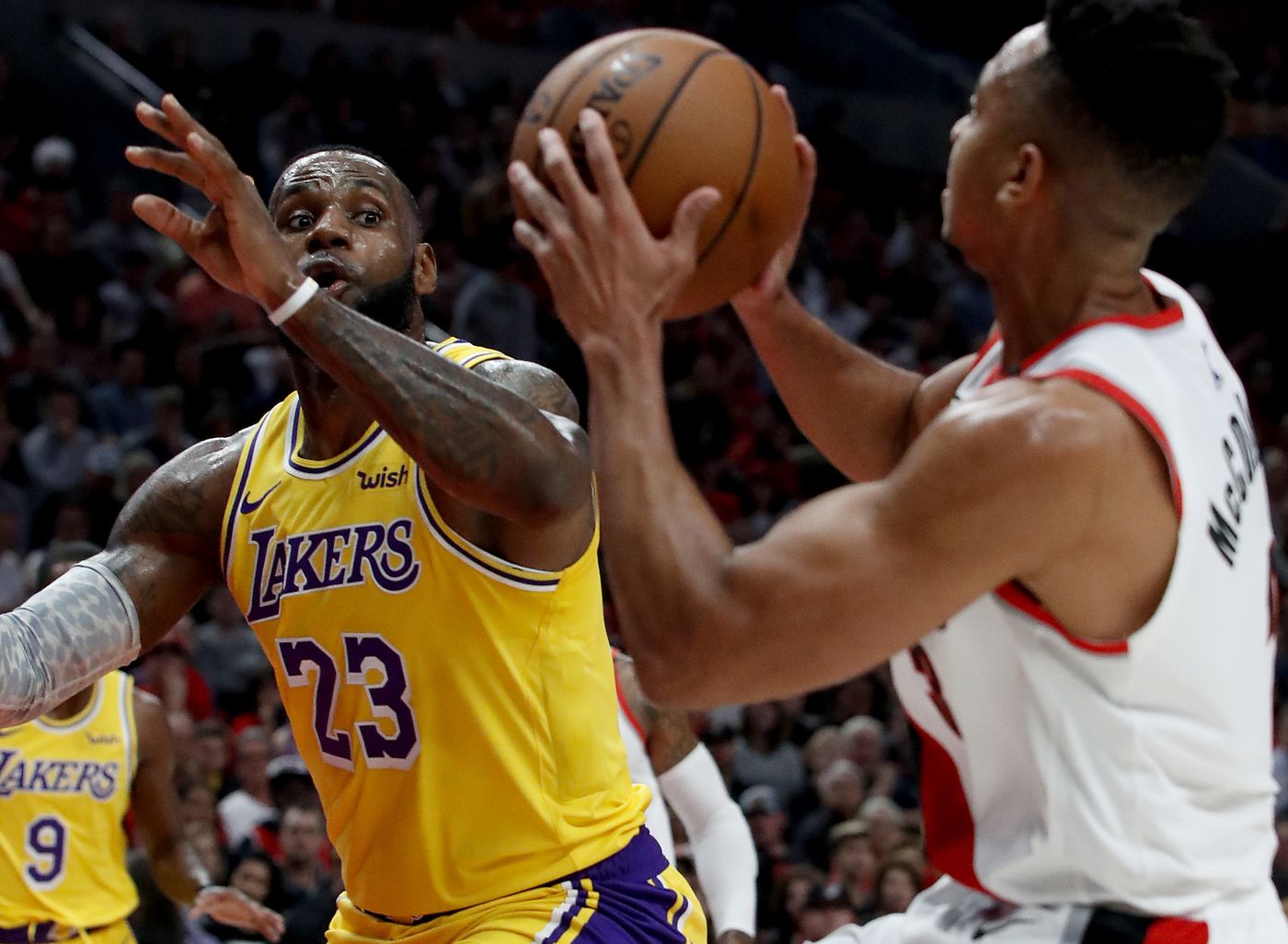 LeBron James prepares to challenge a shot by Trail Blazers guard CJ McCollum in the season opener on Oct. 18, 2018, two days before he makes his Staples Center debut. (Credit: Luis Sinco / Los Angeles Times)