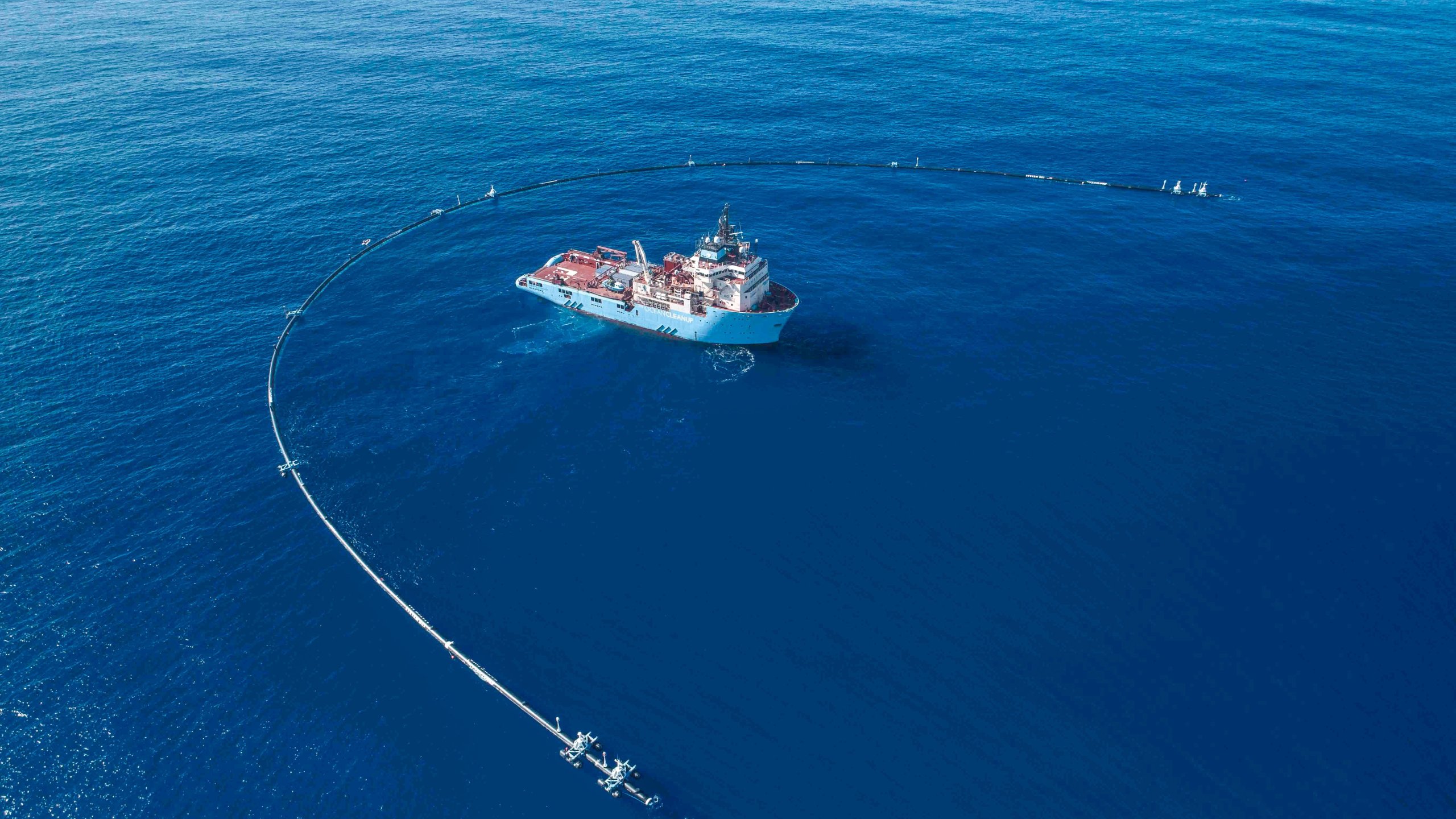 A 2,000 foot-long floating pipe nicknamed Wilson is about to start its mission to collect all the plastic in the middle of the Pacific Ocean. (Credit: The Ocean Cleanup)