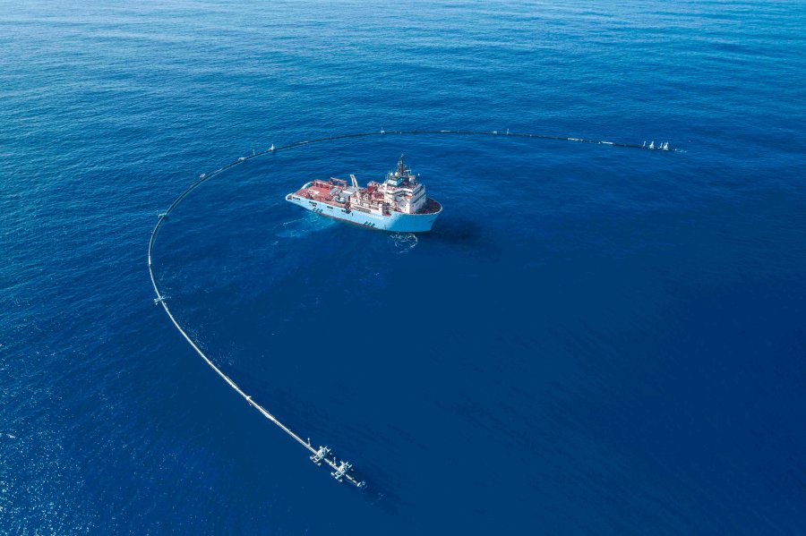 A 2,000 foot-long floating pipe nicknamed Wilson is about to start its mission to collect all the plastic in the middle of the Pacific Ocean. (Credit: The Ocean Cleanup)