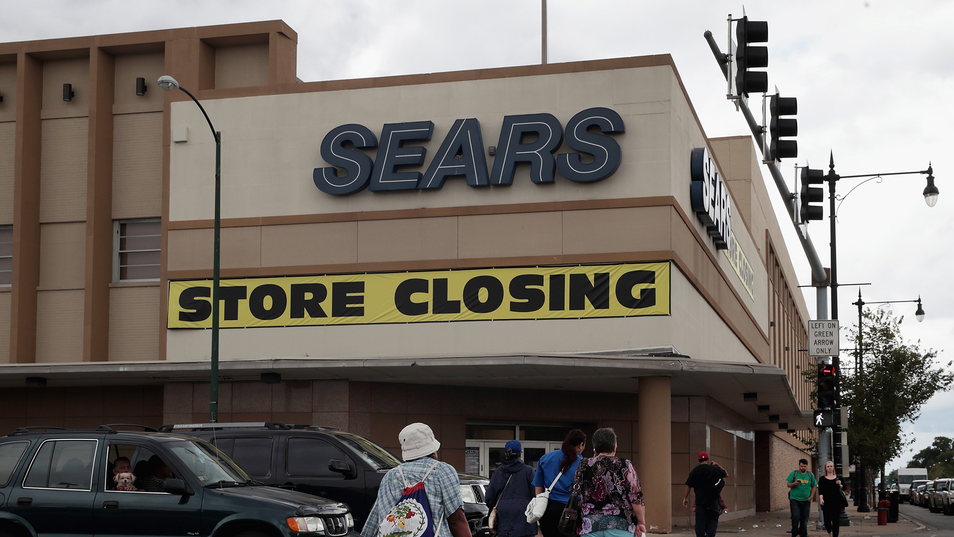 A sign announcing the store will be closing hangs above a Sears store on August 24, 2017 in Chicago, Illinois. (Credit: Scott Olson/Getty Images)