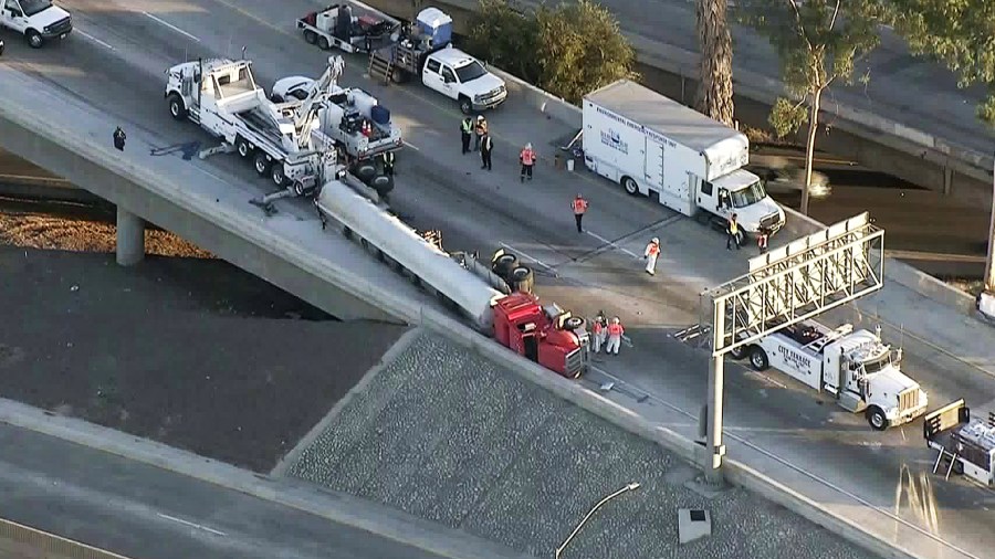 An overturned tanker spilled fluid onto the 710 Freeway near the city of Commerce on Nov. 15, 2018. (Credit: KTLA)