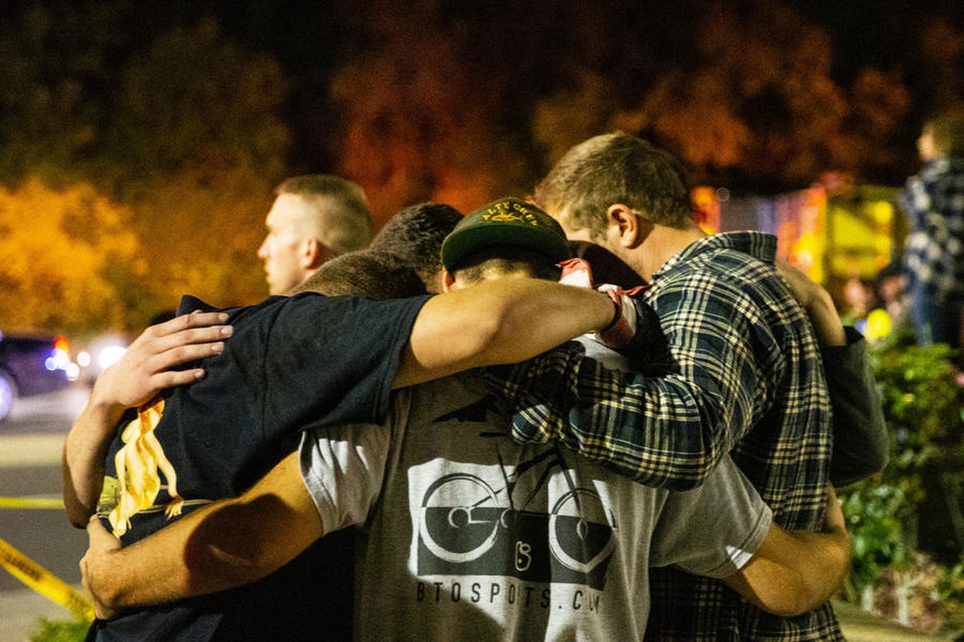 People huddle together in a parking lot along South Moorpark Road on Nov. 8, 2018, in the aftermath of a mass shooting at Borderline Bar & Grill. (Credit: Kent Nishimura / Los Angeles Times)