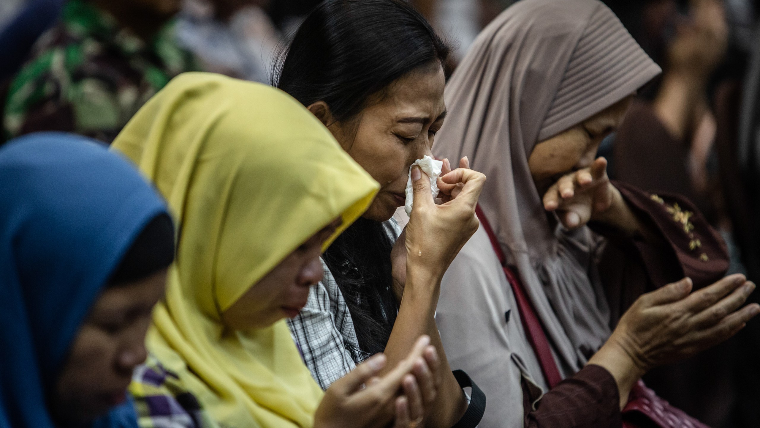 Families of victims of Lion Air flight JT 610 weeps as they meeting with authorities and Lion Air management on November 5, 2018 in Jakarta, Indonesia. (Credit: Ulet Ifansasti/Getty Images)