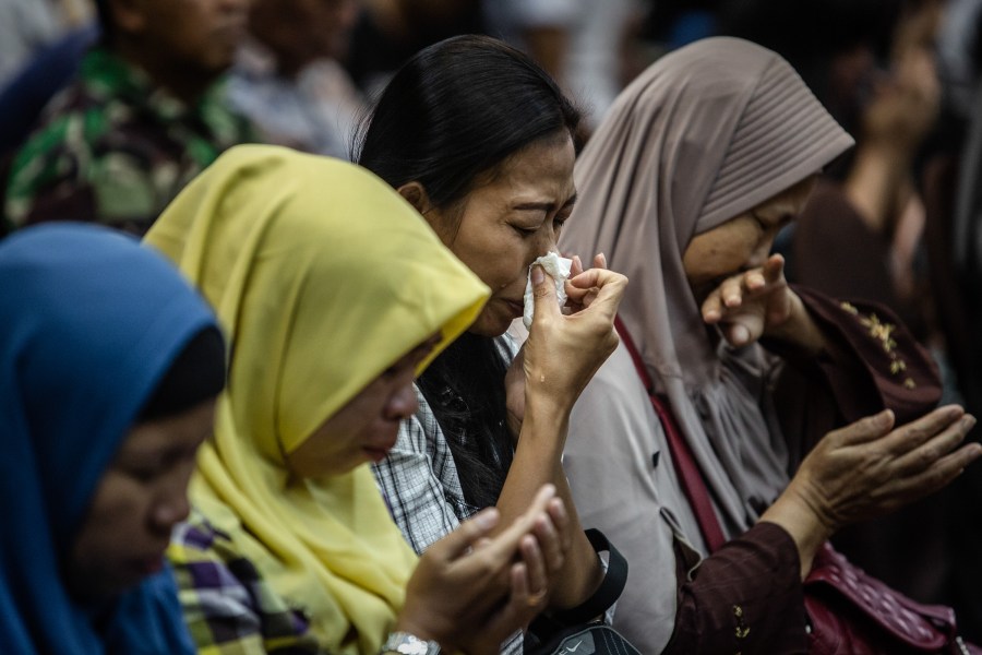 Families of victims of Lion Air flight JT 610 weeps as they meeting with authorities and Lion Air management on November 5, 2018 in Jakarta, Indonesia. (Credit: Ulet Ifansasti/Getty Images)