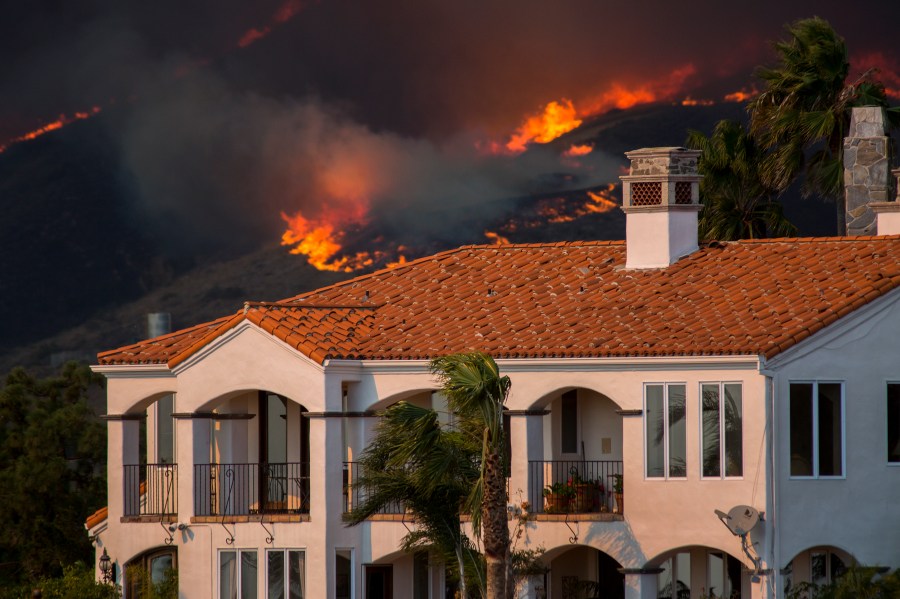 The Woolsey Fire approaches homes on Nov. 9, 2018 in Malibu. (Credit: David McNew/Getty Images)