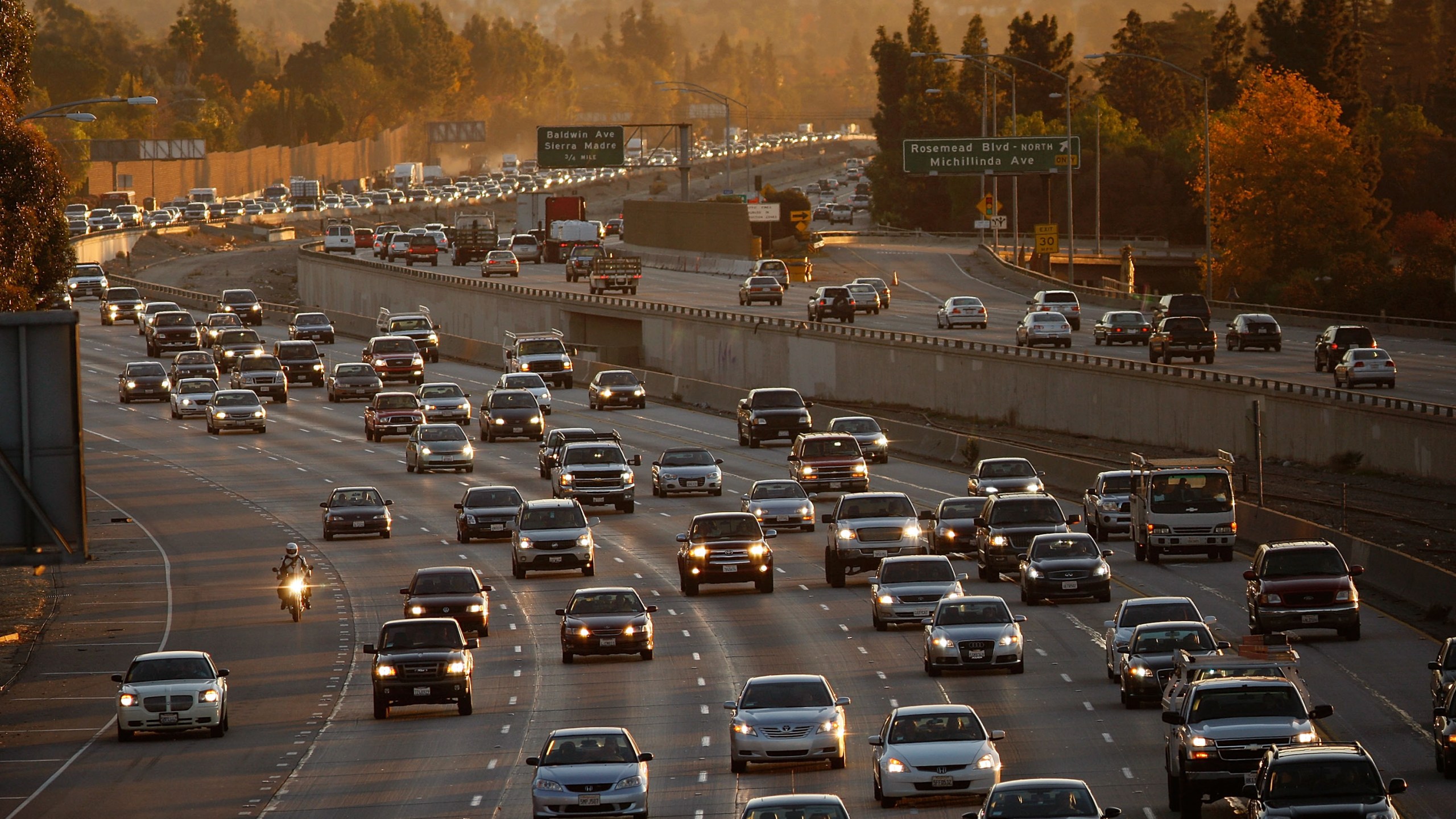 Morning commuters travel the 210 Freeway in the Pasadena area on Dec. 1, 2009. (Credit: David McNew / Getty Images)