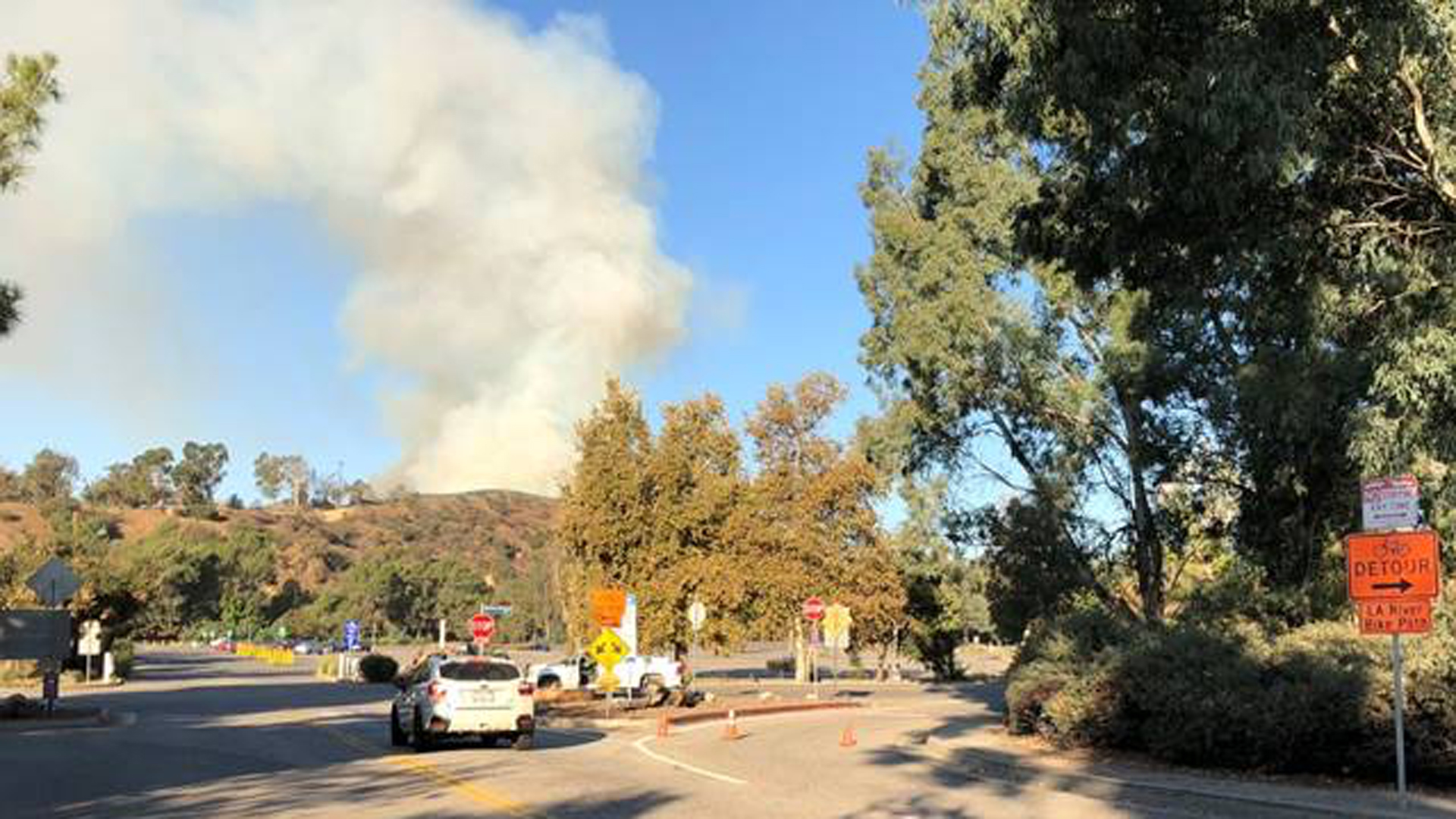 A brush fire was burning near the L.A. Zoo in Griffith Park on Nov. 9, 2018. (Credit: @themitchellfink)