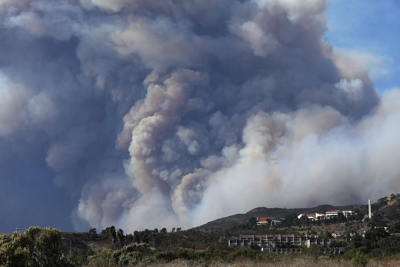 Heavy plumes of smoke float over the campus of Pepperdine University in Malibu as the Woolsey Fire burns through the area in November 2018. (Credit: Genaro Molina/Los Angeles Times)