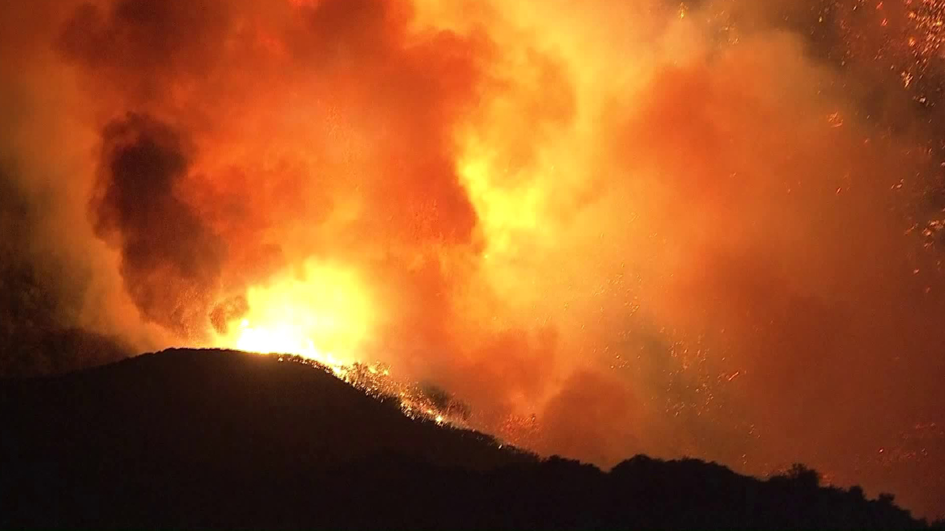 The Woolsey Fire burns in the Calabasas area on Nov. 9, 2018. (Credit: KTLA)