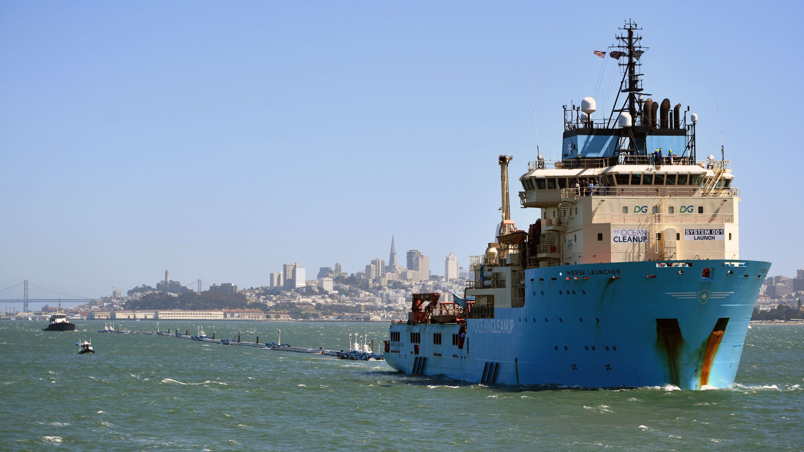 Ocean Cleanup's System 001 is towed out of the San Francisco Bay on Sept. 8, 2018. (Credit: Josh Edelson / AFP / Getty Images)