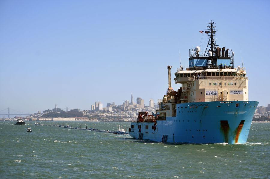 Ocean Cleanup's System 001 is towed out of the San Francisco Bay on Sept. 8, 2018. (Credit: Josh Edelson / AFP / Getty Images)