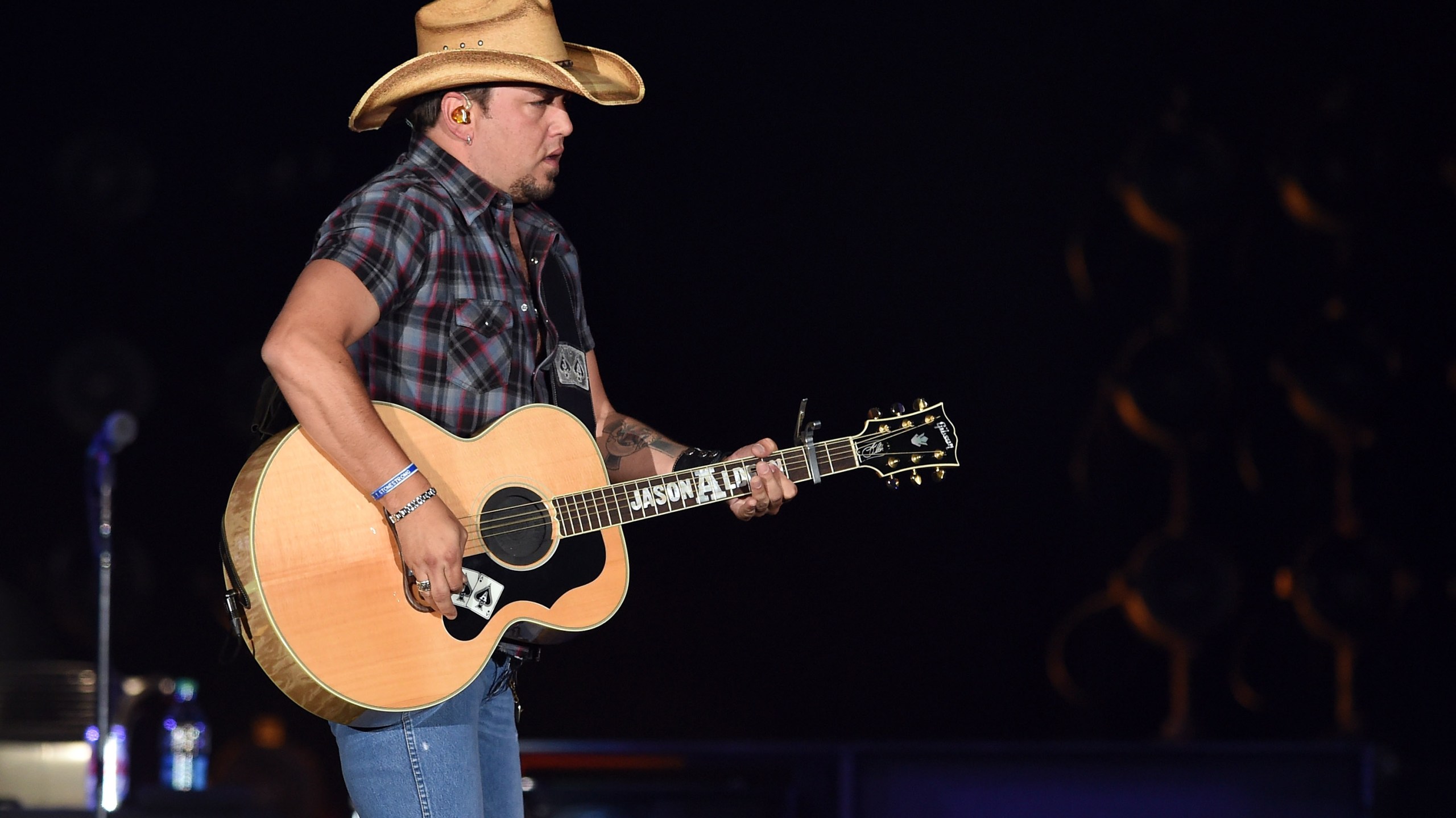 Recording artist Jason Aldean performs during the Route 91 Harvest country music festival at the MGM Resorts Village on October 5, 2014 in Las Vegas, Nevada. (Credit: Ethan Miller/Getty Images)