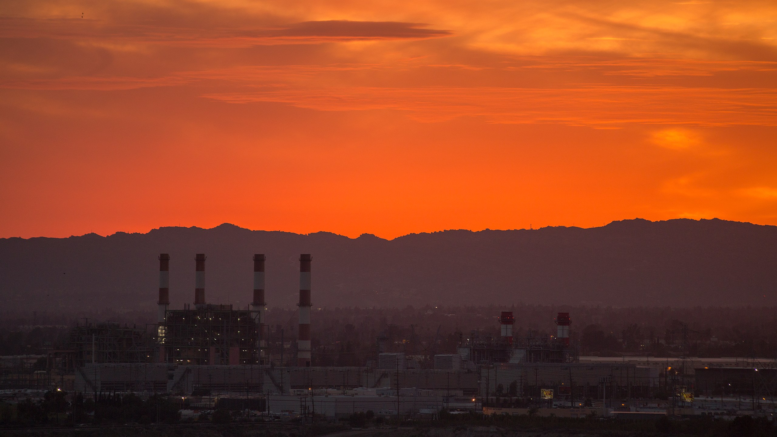 The gas-powered Valley Generating Station is seen in the San Fernando Valley on March 10, 2017 in Sun Valley, California. (Credit: David McNew/Getty Images)