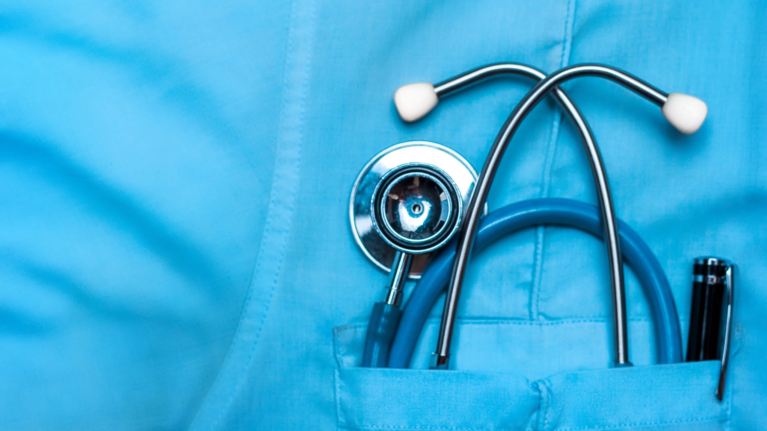 A stethoscope and a pen are seen in a doctor's robe pocket in this file photo. (Credit: Getty Images)