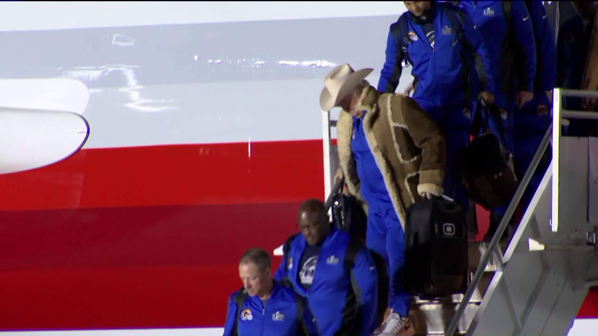 Rams Defensive Coordinator Wade Phillips steps off the plane in Atlanta in an outfit reminiscent of hit late father, Bum Phillips. (Credit: KTLA)