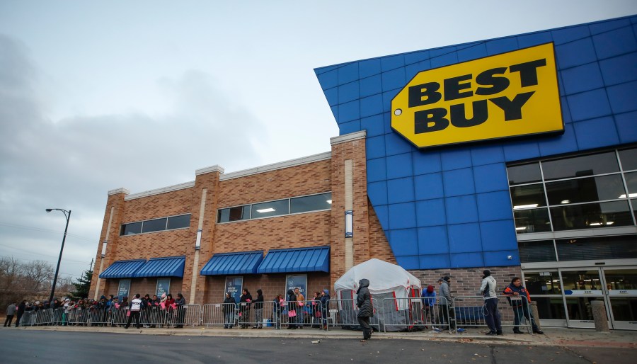 Shoppers wait in line to enter a Best Buy Inc. store on Nov. 22, 2018, in Chicago. (Credit: Kamil Krzaczynski/Getty Images)