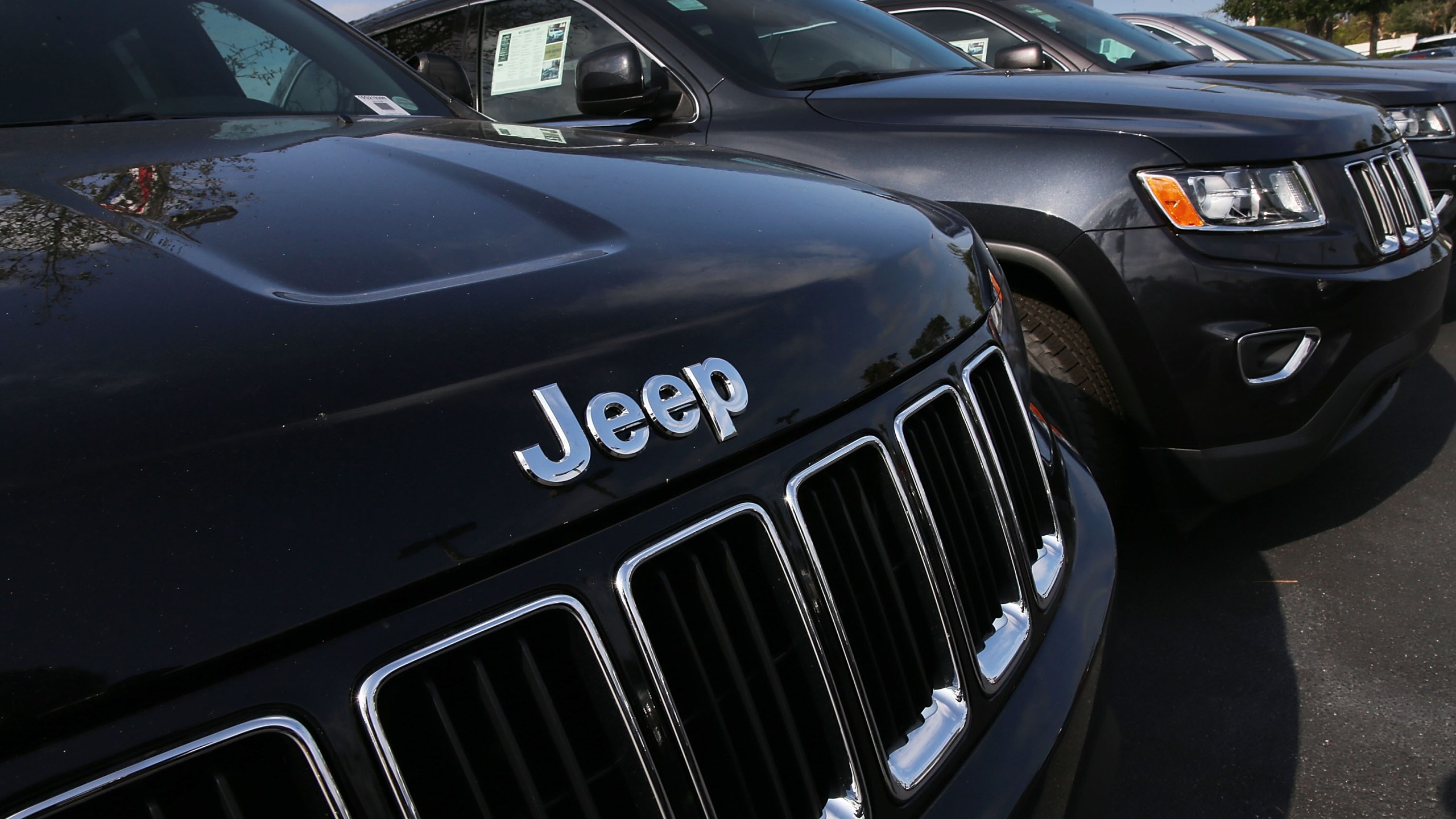 Jeep Grand Cherokee vehicles are seen on a sales lot on April 22, 2016, in Miami, Florida. (Credit: Joe Raedle/Getty Images)