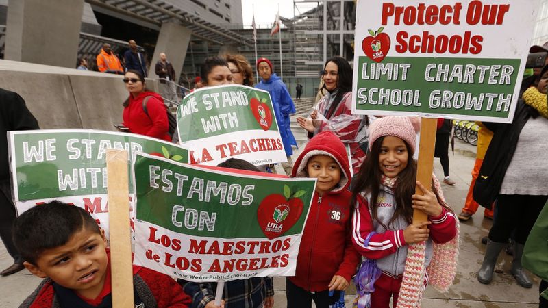 Students from Main Street Elementary School in South Park holds signs in support of L.A. teachers on Jan. 15, 2019. (Credit: Al Seib / Los Angeles Times)