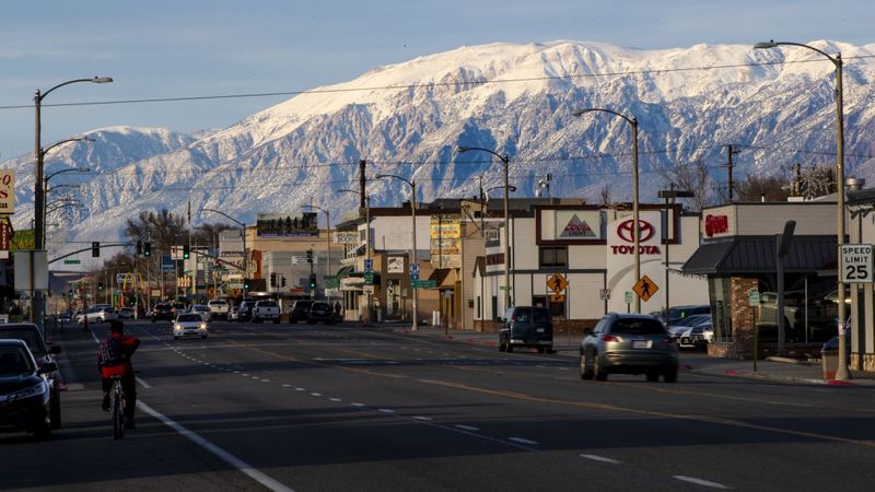 A stretch of Highway 395 between the eastern Sierra Nevada range and the White-Inyo Mountains is seen in an undated photo.(Credit: Gina Ferazzi / Los Angeles Times)