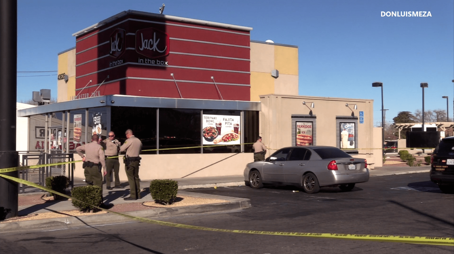 Deputies respond to investigate a man's death at a Jack in the Box in Lancaster on Jan. 3, 2019. (Credit: Don Luis Meza)