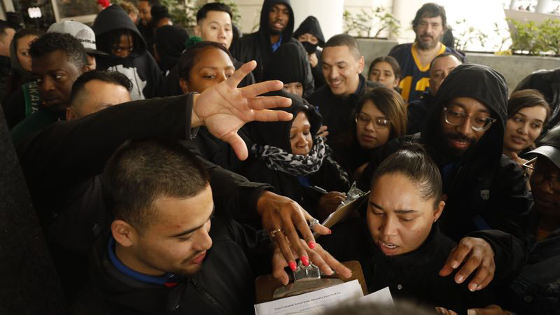 Transportation Security Administration employees try to get gift cards for groceries after a conference by the American Federation of Government Employees at LAX on Jan. 16. (Credit: Genaro Molina / Los Angeles Times)