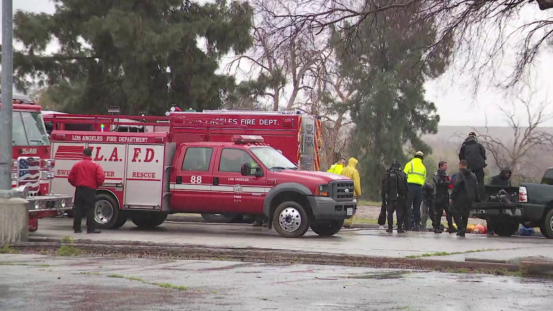 Authorities search for a man who fled into Hansen Dam Lake following a pursuit on Feb. 10, 2019. (Credit: KTLA)