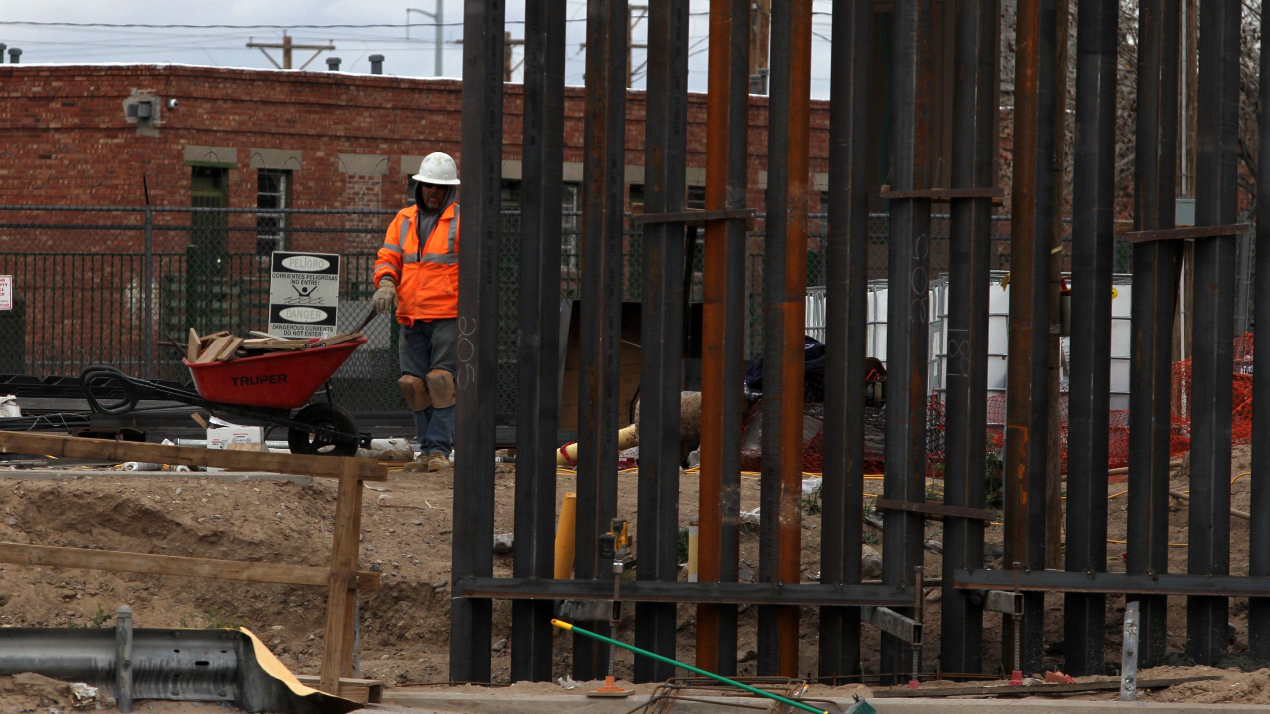 U.S. workers build the border wall between El Paso, Texas, and Ciudad Juarez, Mexico on Feb. 5, 2019. (Credit: Herika Martinez / AFP/Getty Images)