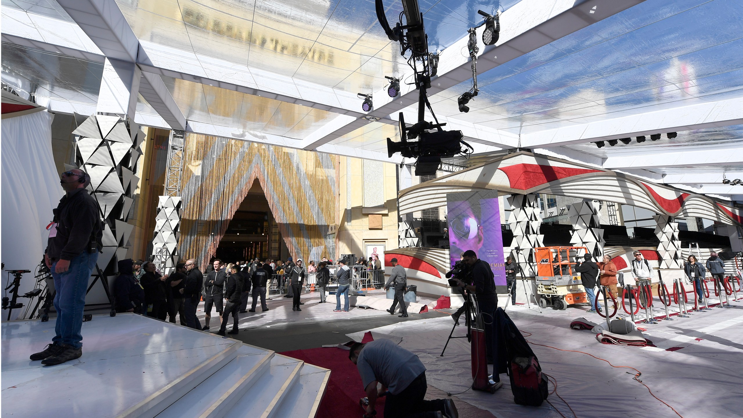 Workers make preparations for the 91st Academy Awards at the Dolby Theatre on Feb. 22, 2019, in Hollywood. (Credit: Kevork Djansezian/Getty Images)