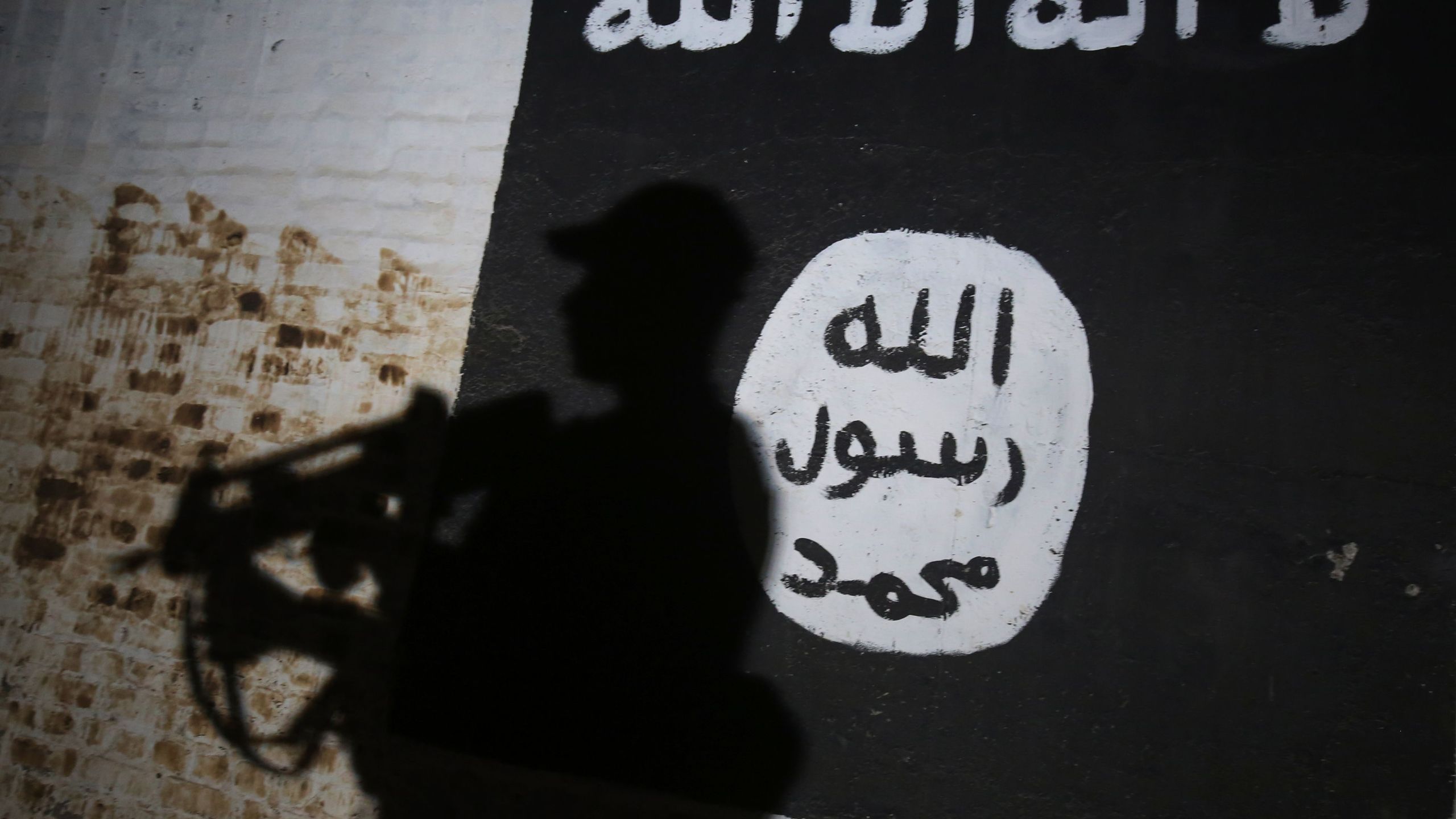 A mural bearing the logo of the Islamic State (IS) group on March 1, 2017, in the village of Albu Sayf, on the southern outskirts of Mosul. (Credit: AHMAD AL-RUBAYE/AFP/Getty Images)